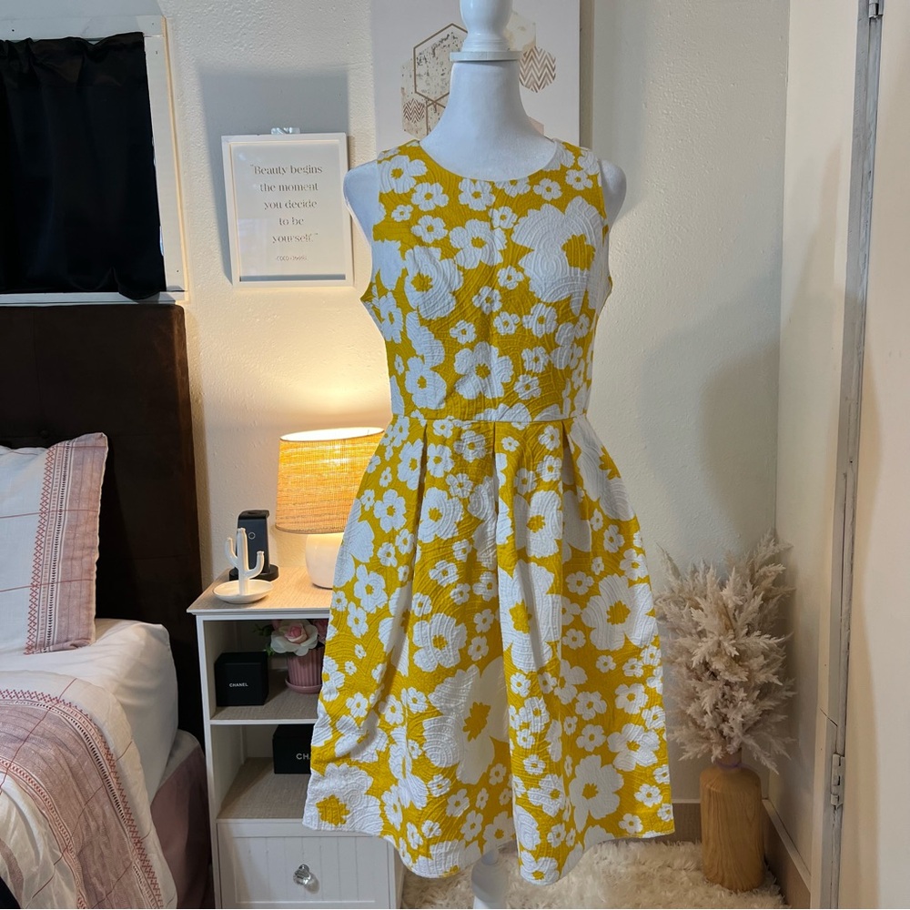 LUXE by Carmen Marc Valvo dress size 6